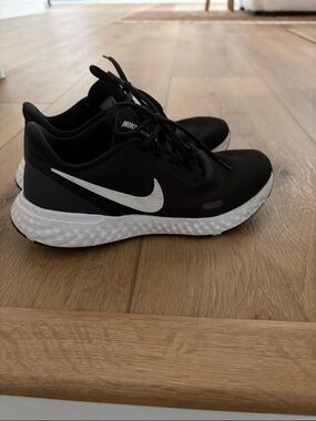 Nike Black & White Foam-Soled Running Shoes